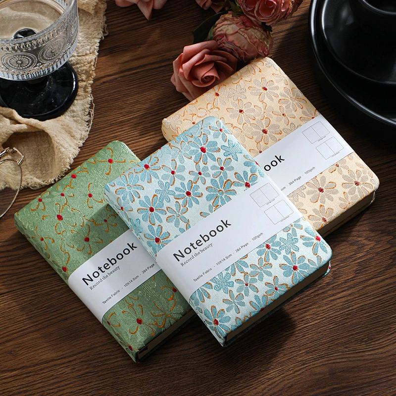 Un remanso de ternura - Cuaderno de tela brocada con margaritas 1