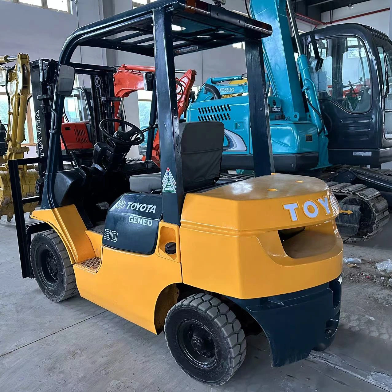 CHARIOT ÉLÉVATEUR TOYOTA FD30 2022 Moteur Diesel 2 étages fabriqué au Japon 3 tonnes de levage 1