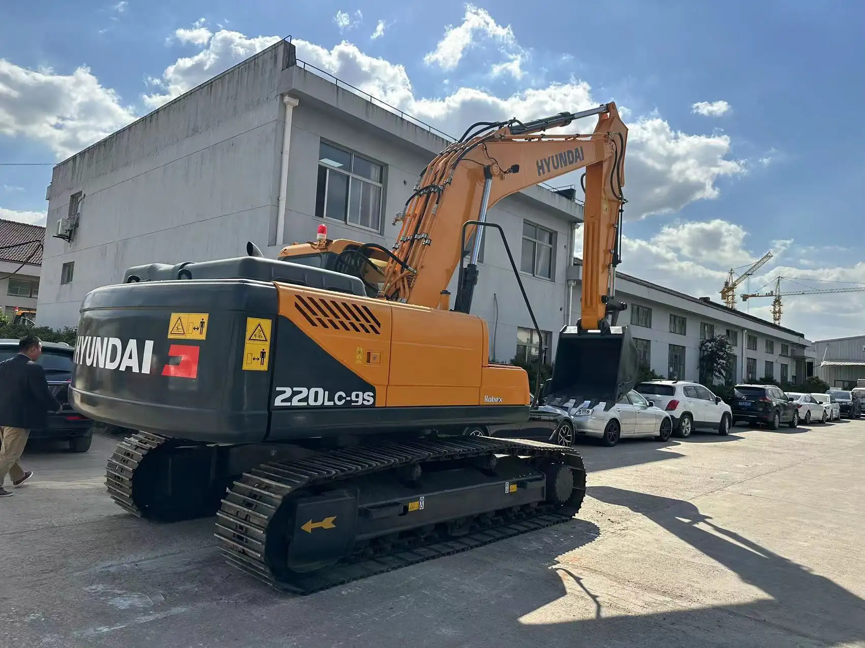 Attrezzatura da costruzione pesante usata R220LC-9S 890richiedi ora 5