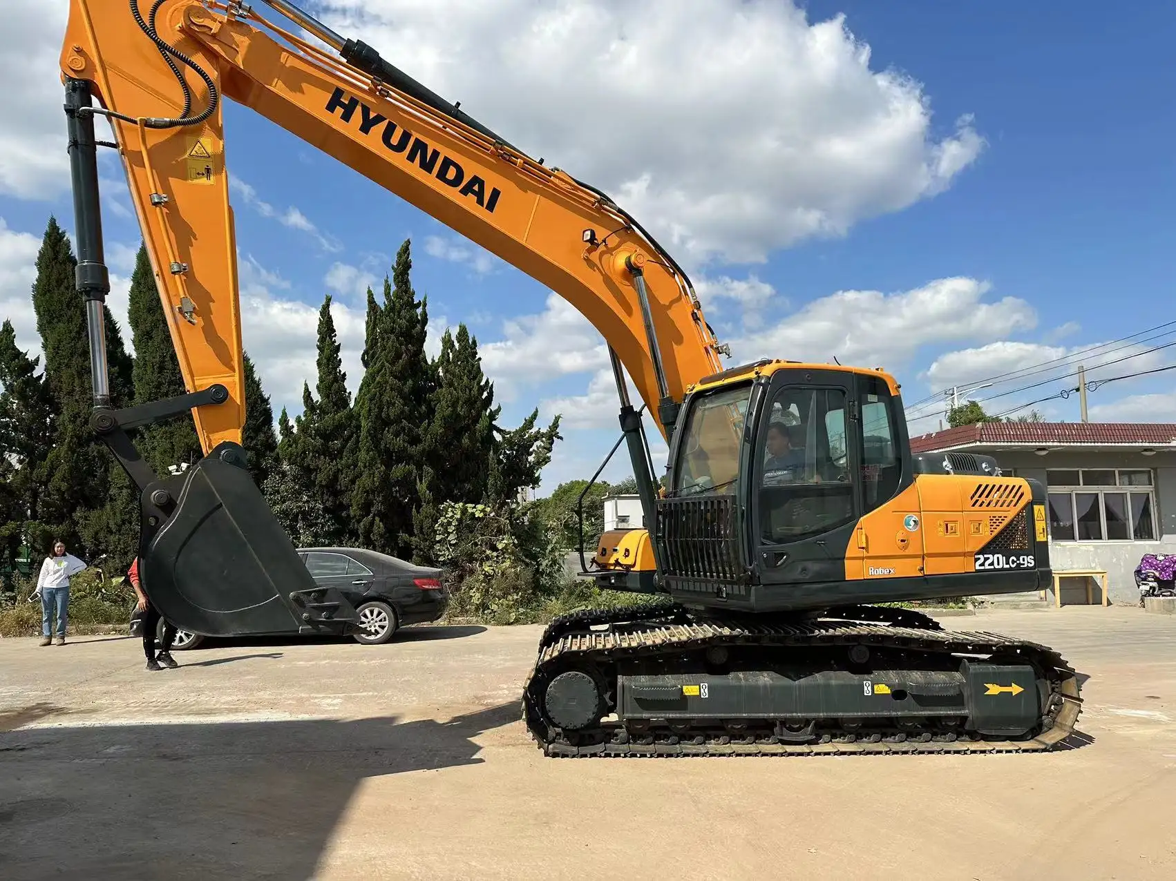 Attrezzatura da costruzione pesante usata R220LC-9S 890richiedi ora 2