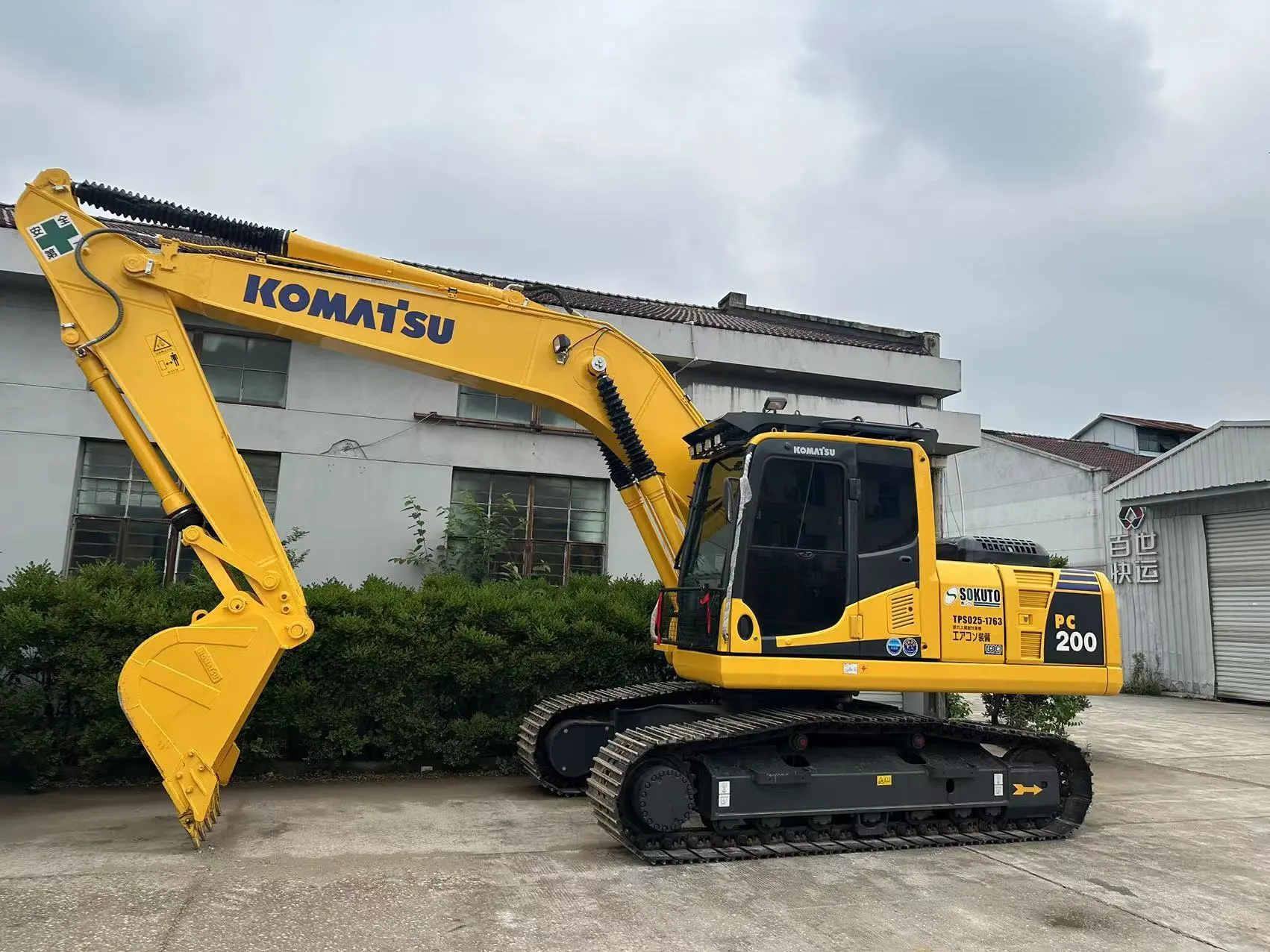 Ekskavator hidrolik perayap Komatsu PC200-8 2019 104kw dengan palu 1