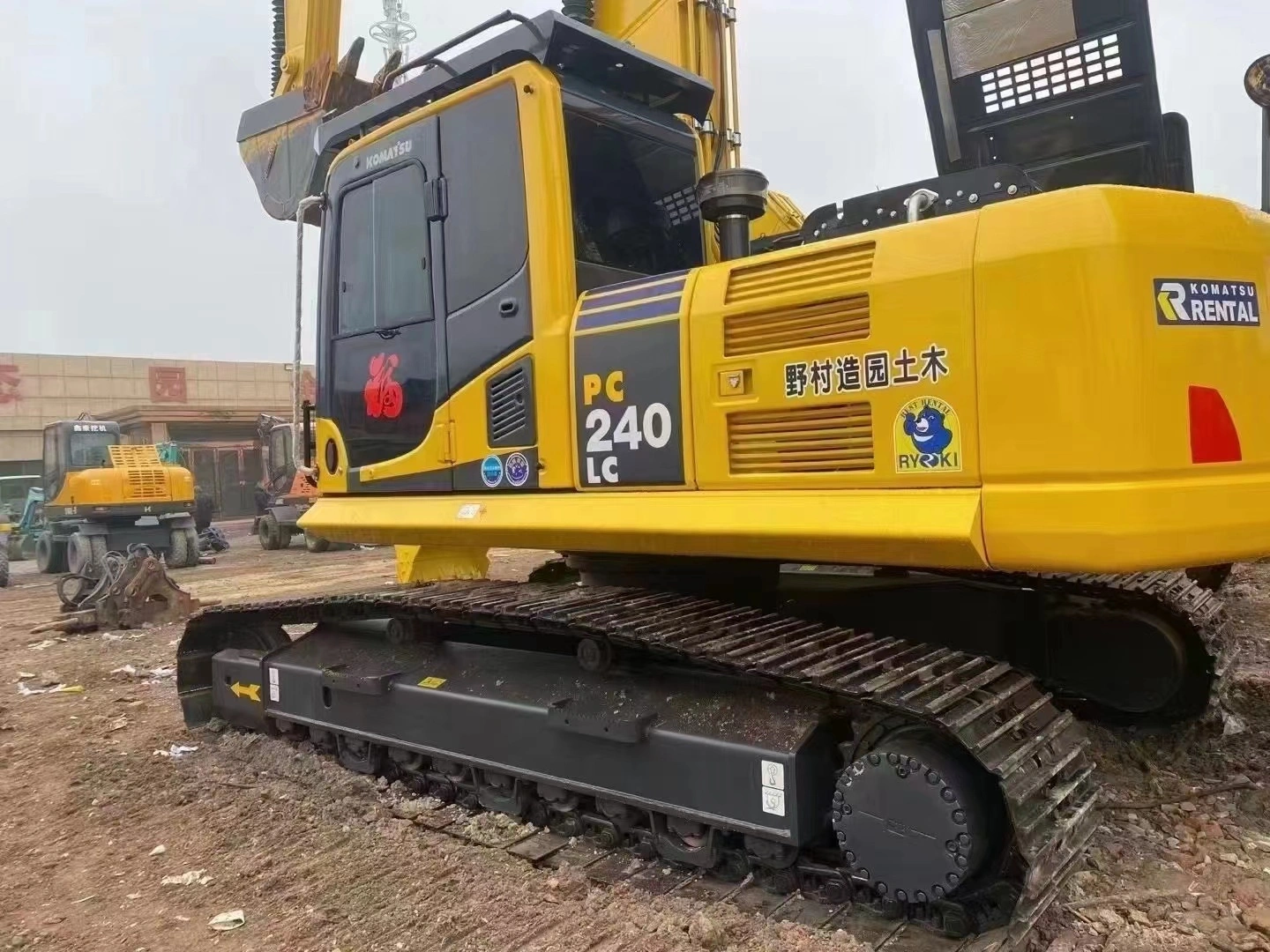 2022 Escavatore idraulico cingolato Komatsu PC240LC-8 24 tonnellate 1,5 m3 125 kW 6 cilindri in cantiere 1