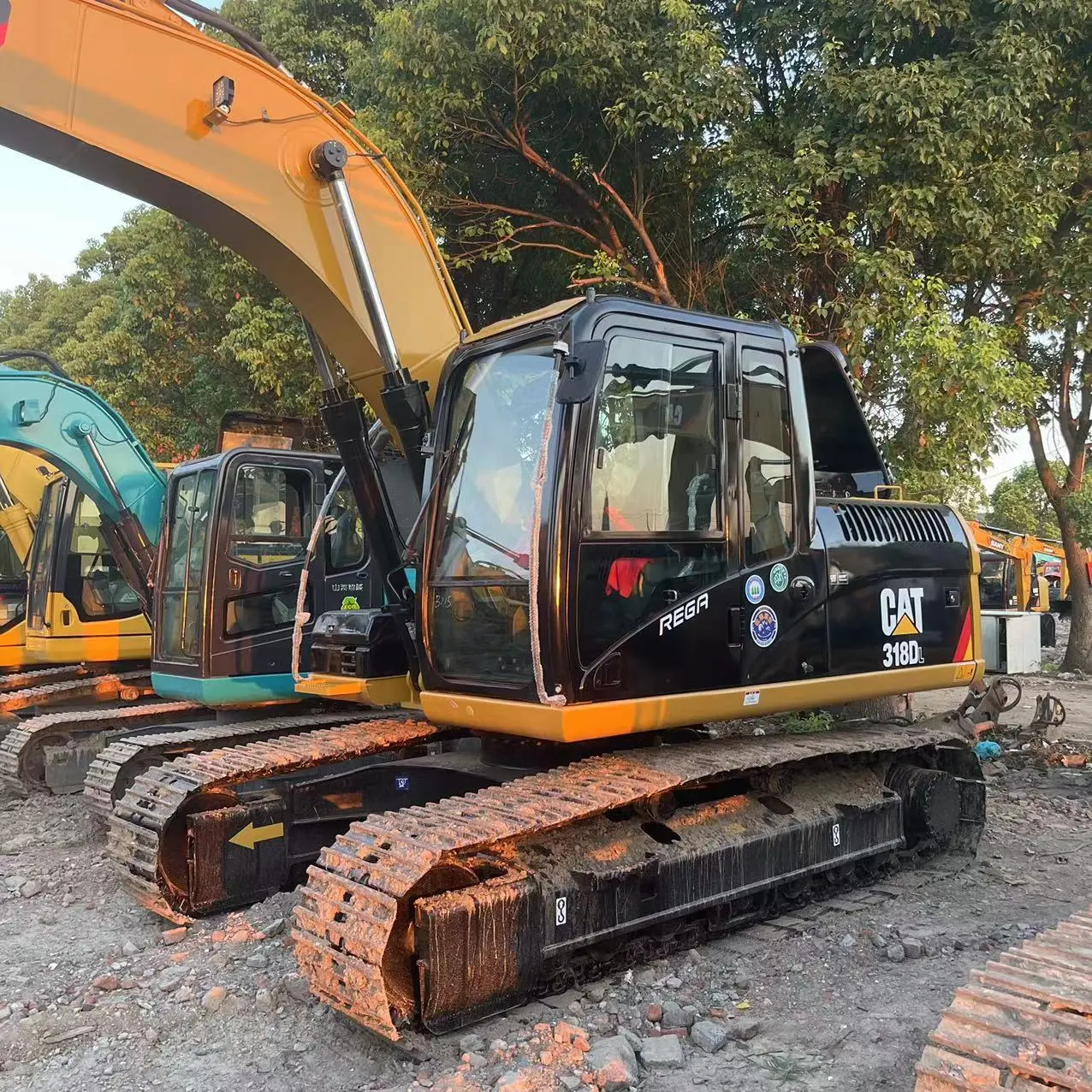 2012 CAT 318DL экскаватор среднего размера, б/у, на складе для продажи в Шанхае 1