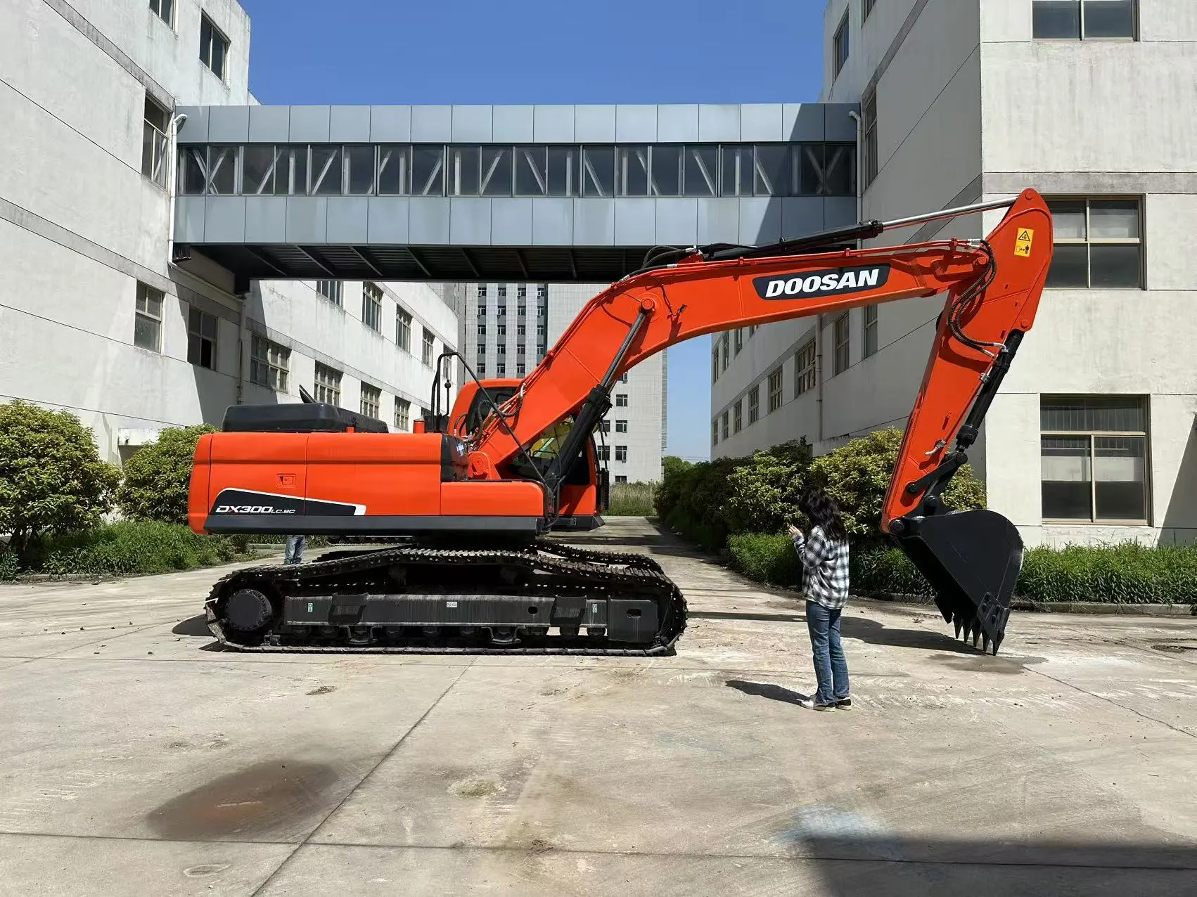 2020 DOOSAN DX300 Used Excavator High Quality 30 Ton Secondhand Crawler Digger Machine in Stock for Sale 1