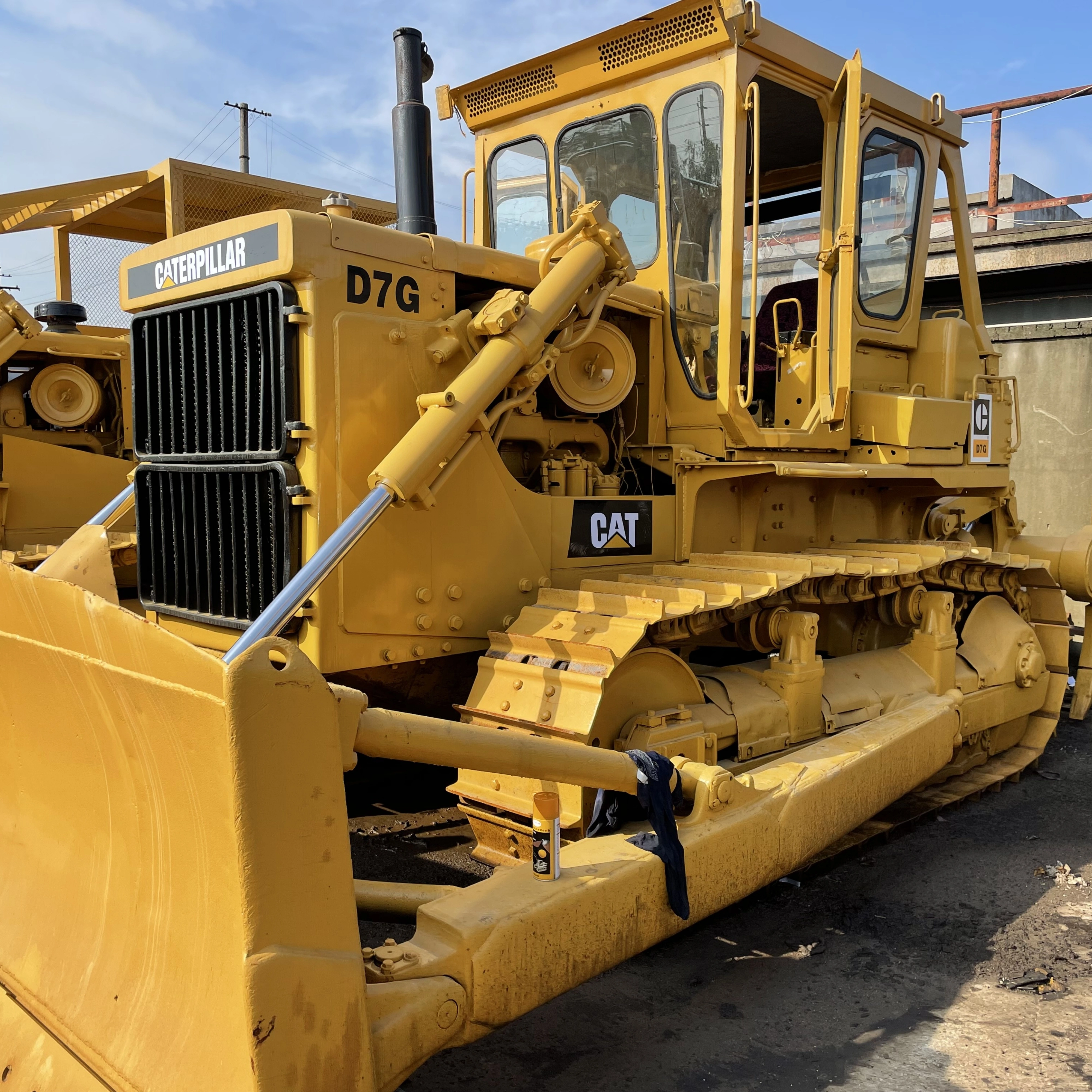 Bulldozer de cadenas CAT D7G 2017 de segunda mano, en excelente estado, en el astillero de Shanghái. 1
