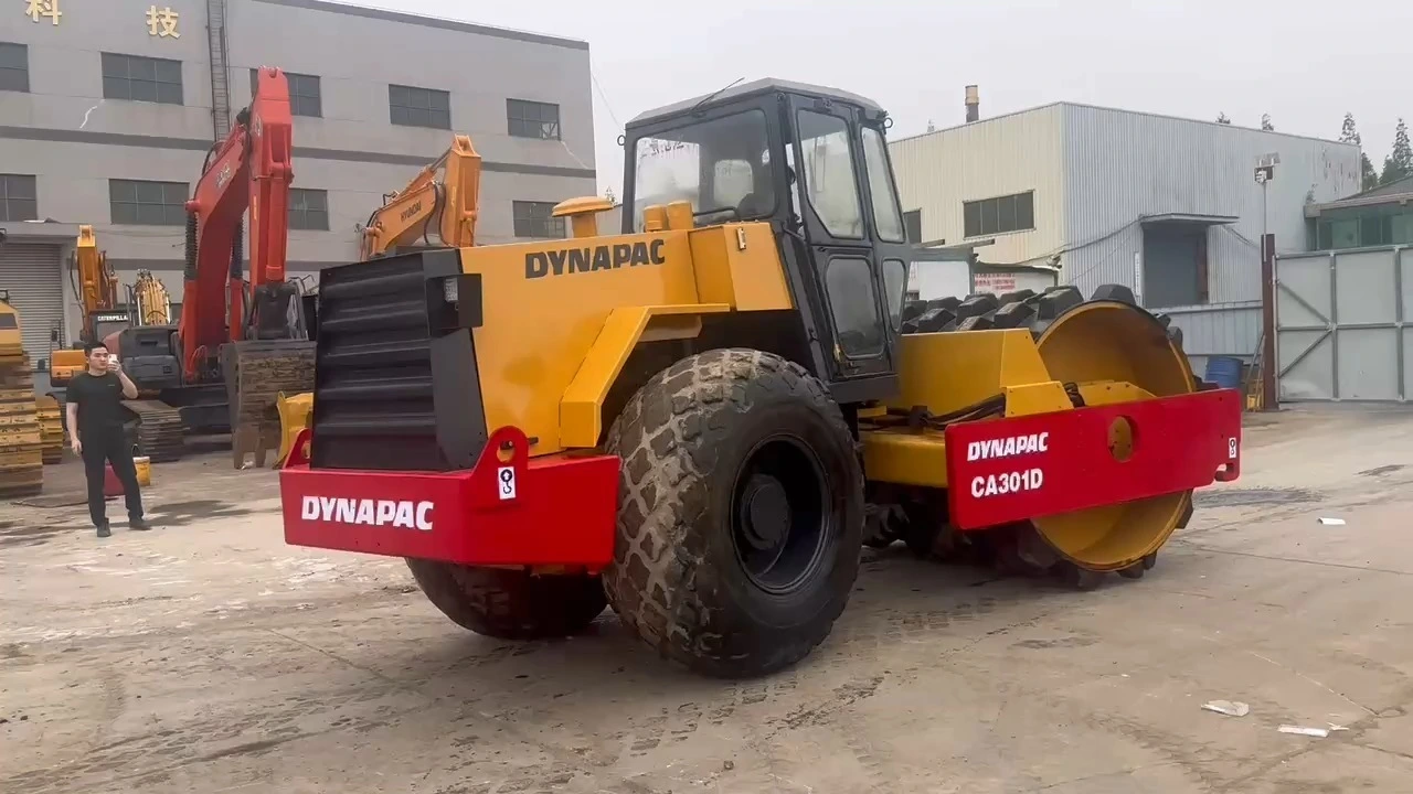 Rullo compressore DYNAPAC CA301D del 2017, rullo compressore monotamburo di seconda mano in magazzino nel piazzale di Shanghai 1
