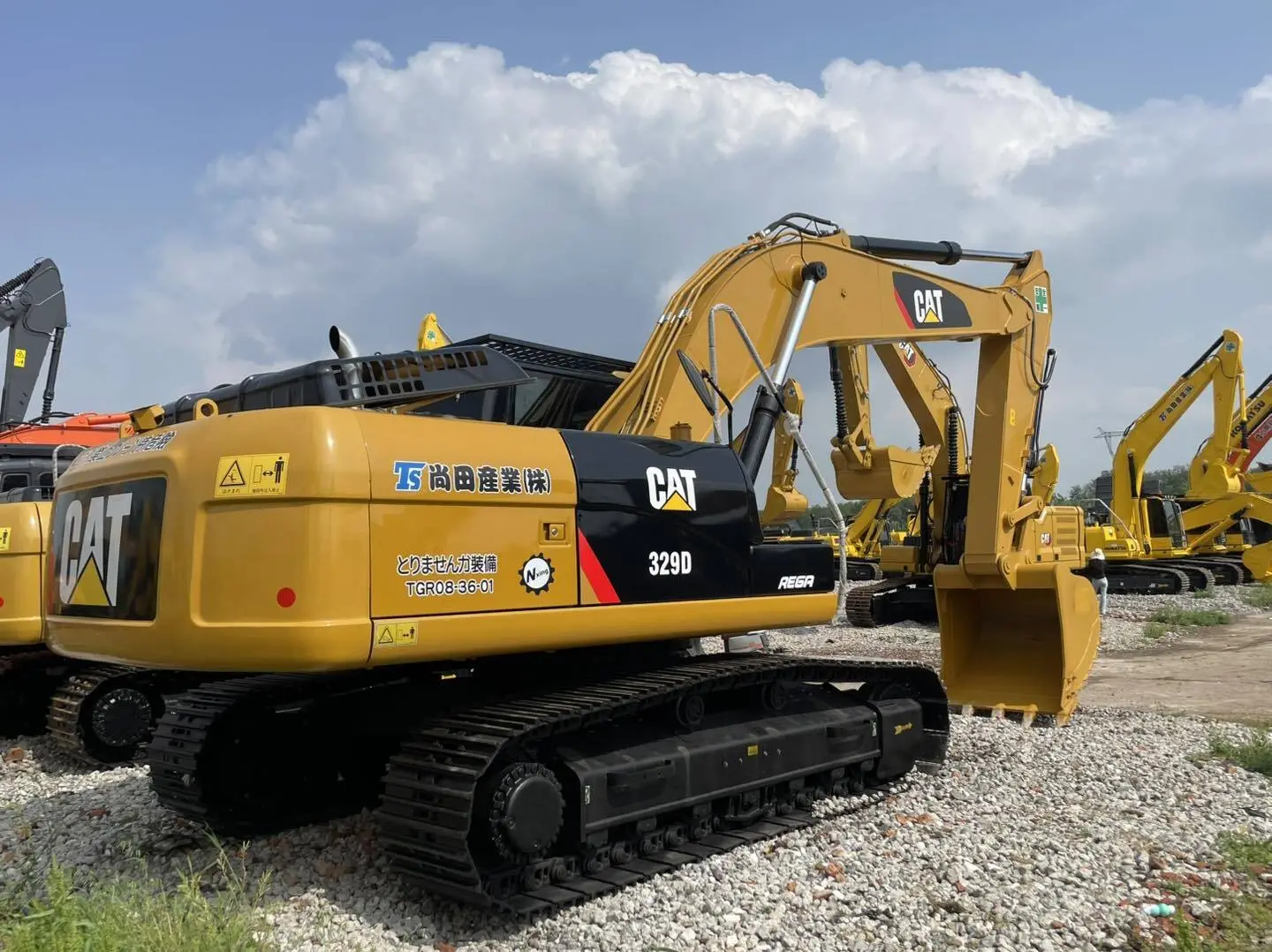 2018 CAT 329D Seconhand Diggers Used Crawler Excavator 29 Ton Japan Original CAT 325D 325D2L 326D2 326D2L 326GC for Sale 1