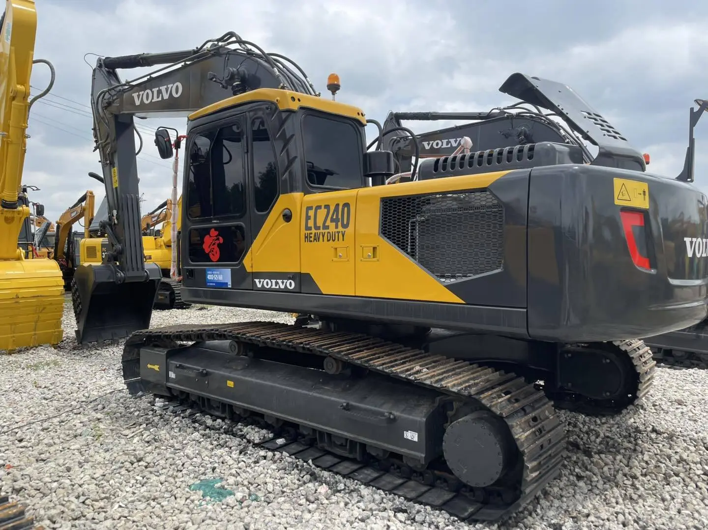 Excavadora Volvo EC240 usada y certificada, modelo 2021, disponible en stock. 1