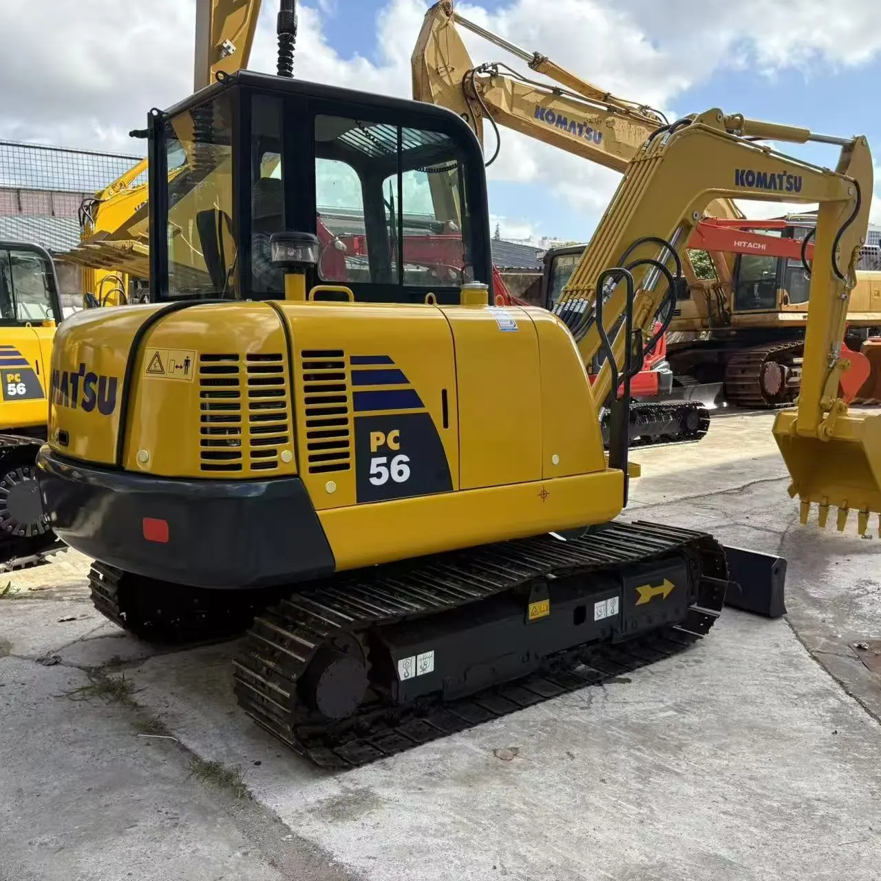 Excavadora de cadenas hidráulica usada Komatsu PC56 2022 de alta calidad, entrega global. 1