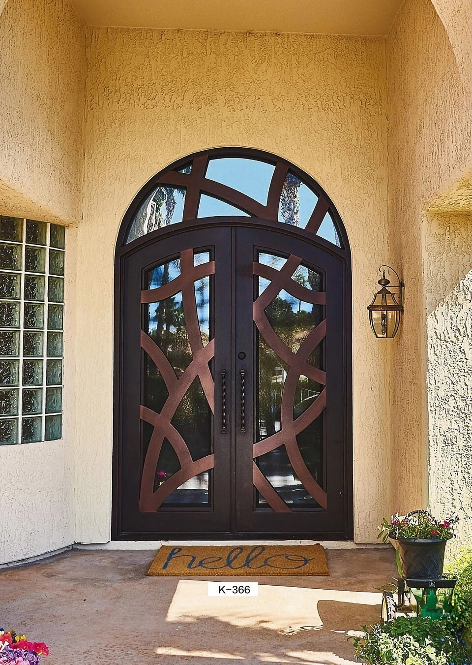 Puerta de hierro residencial de la cerca de fábrica. 1
