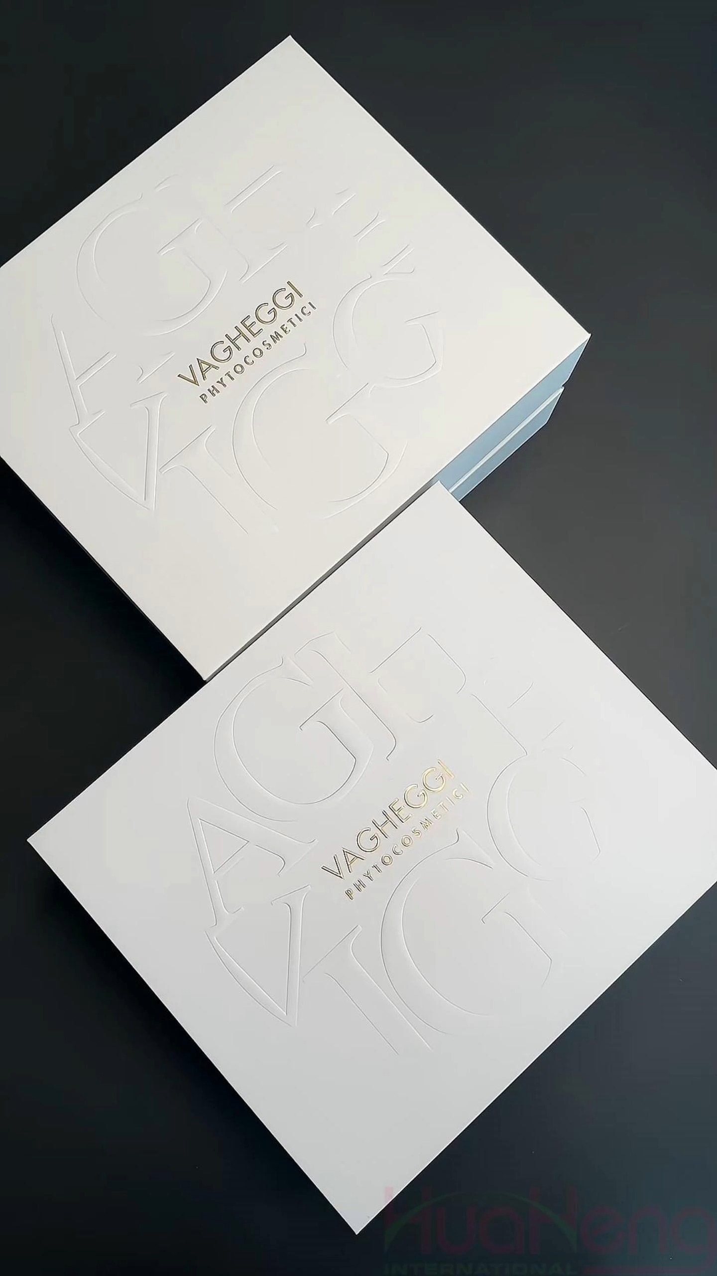 Élégance sophistiquée : la boîte en papier texturé spécial blanc avec logo en relief et aluminium