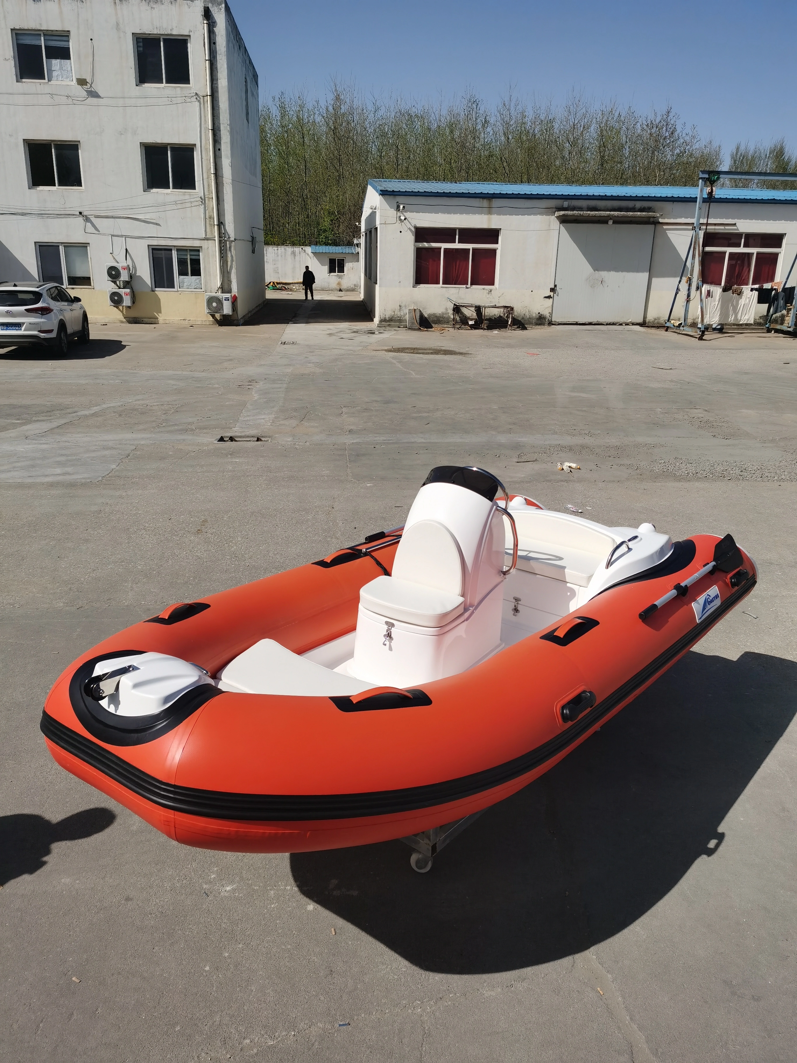 Embarcación neumática semirrígida RIB390C PLUS 1