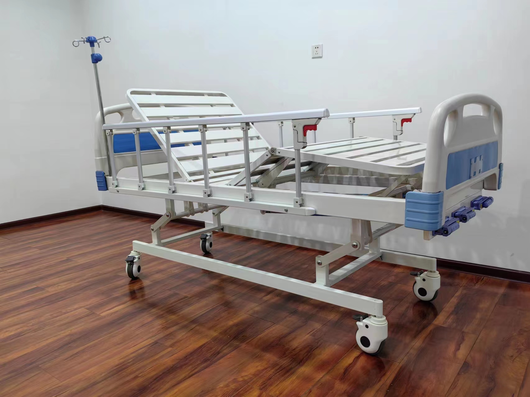 Lit médical d'hôpital manuel à trois manivelles modèle RC-MB07 3