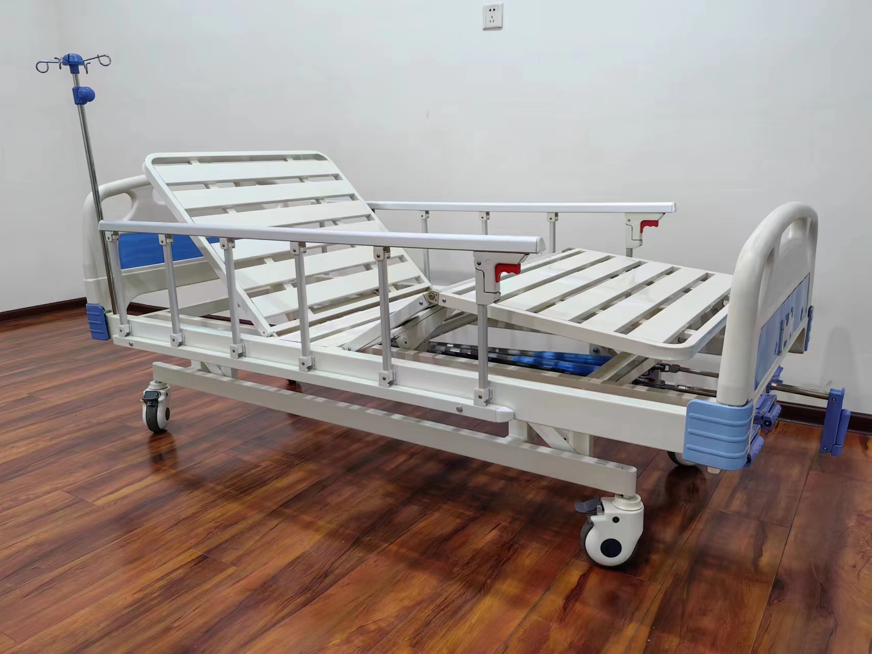 Lit médical d'hôpital manuel à trois manivelles modèle RC-MB07 4