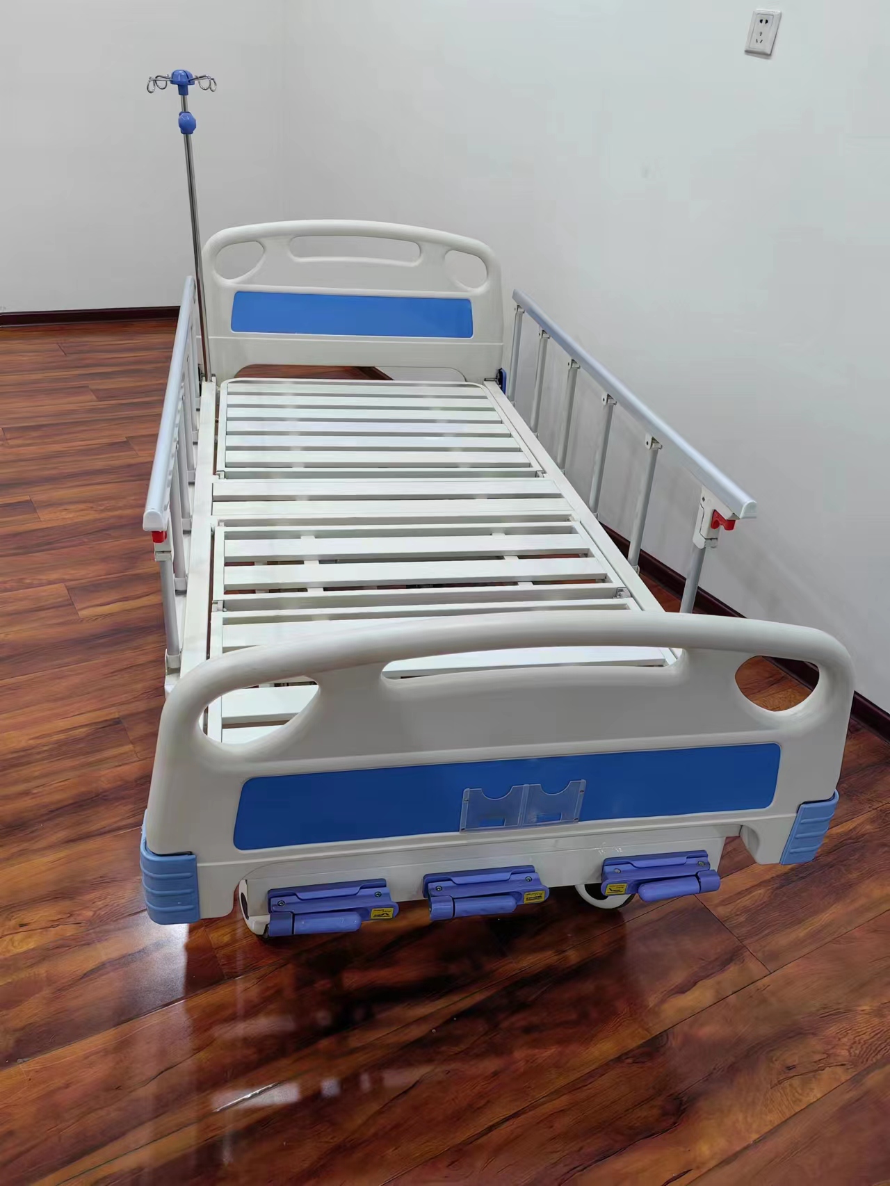 Lit médical d'hôpital manuel à trois manivelles modèle RC-MB07 5