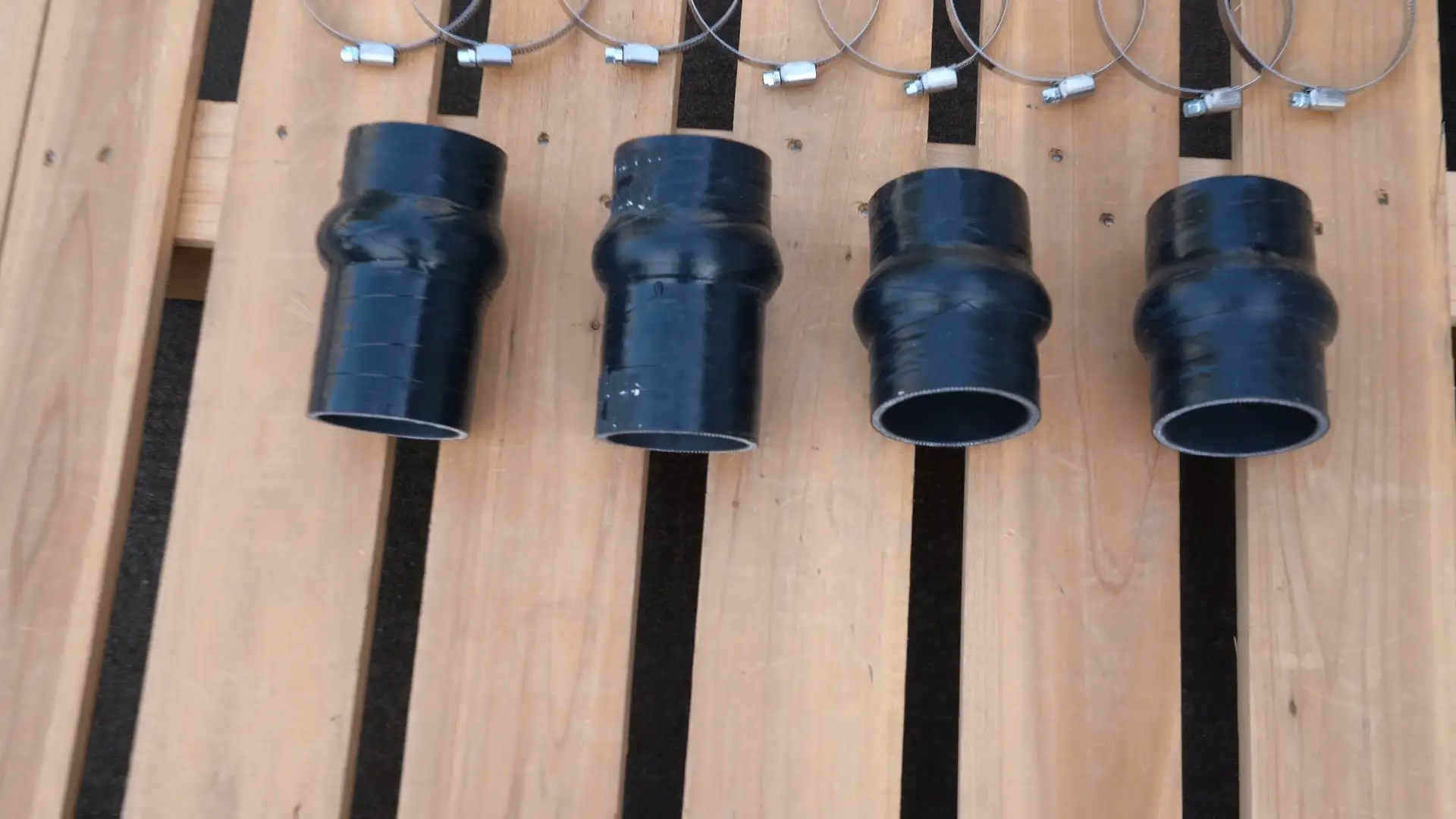 مجموعة أدوات التمويل المبرد السيليكون CAC 91-93 Dodge CAC Boot Kit Boot Hoss 1