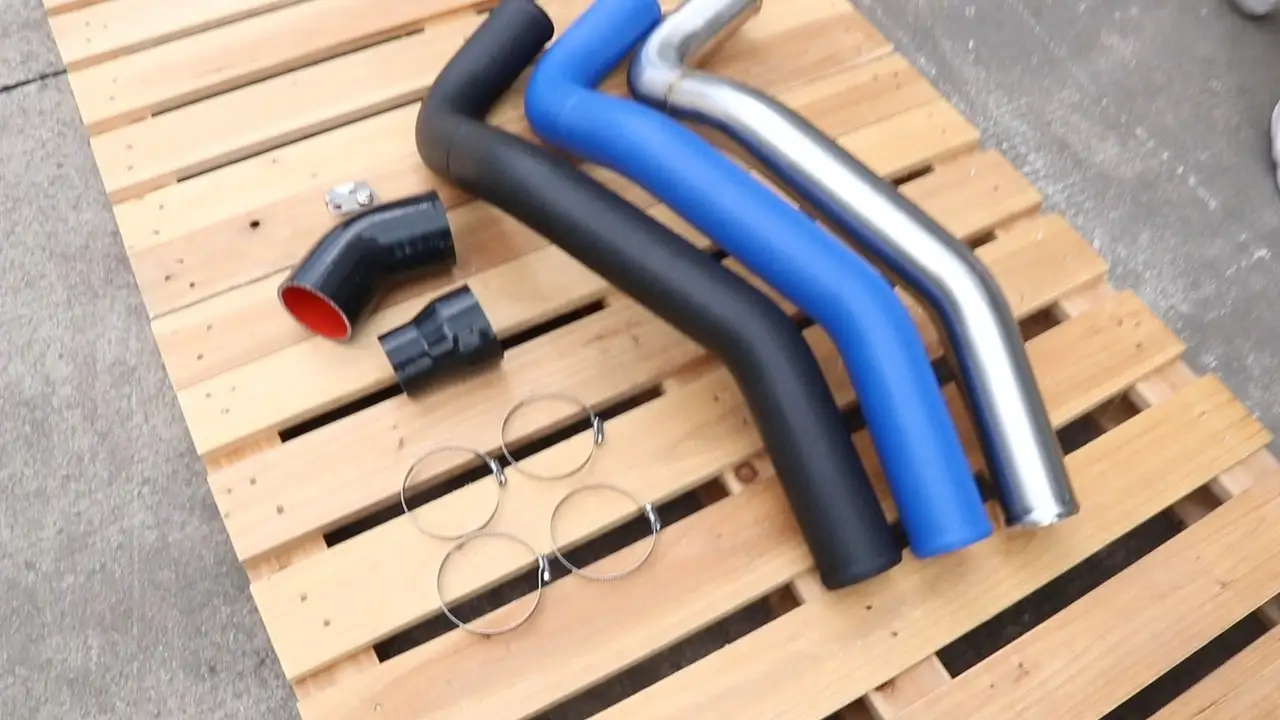 Tubo de carga del intercooler del lado caliente para 04-10 GM 6.6L Duramax Diesel 1