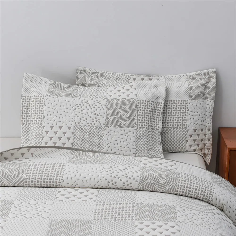 What Is the Difference Between a Bedspread and a Quilt？