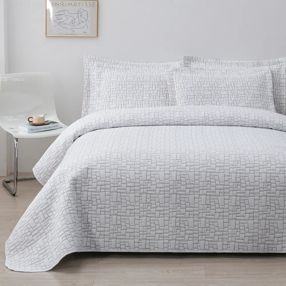 What Are The Benefits Of A White Floral Comforter? 1