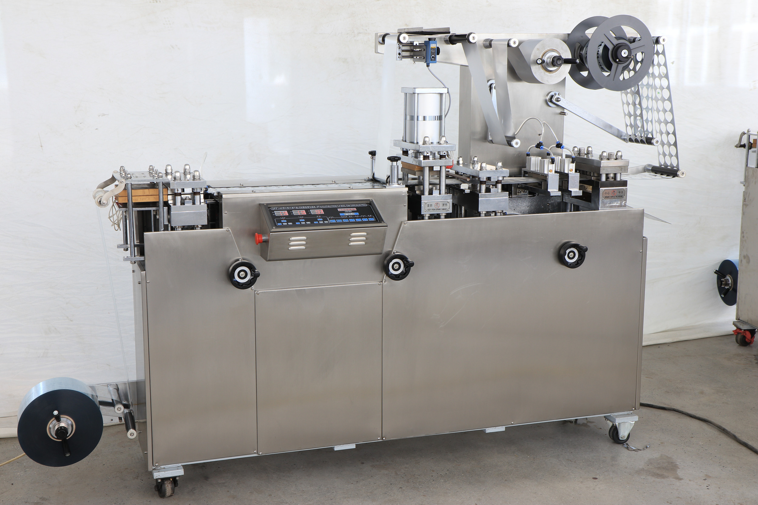 Entrega de la máquina empacadora de blister de cápsulas DPB-140 a Tailandia