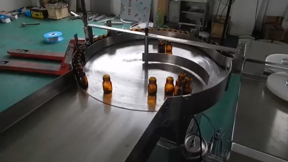 Máquina llenadora y taponadora de alta velocidad de viales con tapón 1