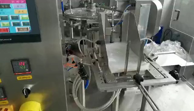 Machine à emballer rotative de sacs préfabriqués 1