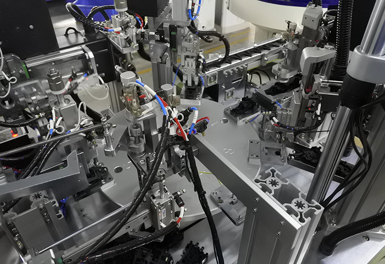 Automatische Montagemaschine für Kunststoff-Thermostatschaltersockel 4