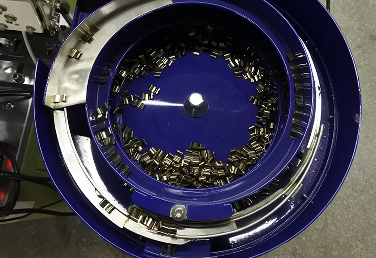 Automatische Montagemaschine für Kunststoff-Thermostatschaltersockel 7