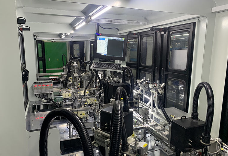 Línea de producción de máquinas de ensamblaje automático de enchufes de tres clavijas 10A de Yicheng 3