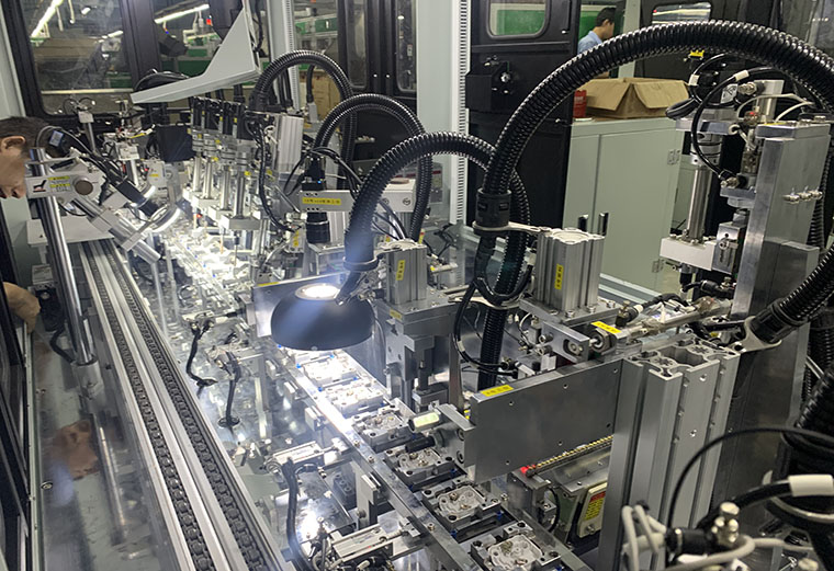 Línea de producción de máquinas de ensamblaje automático de enchufes de tres clavijas 10A de Yicheng 4