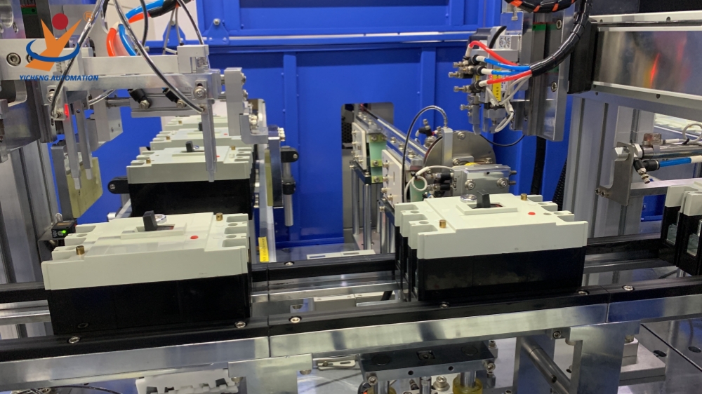 Máquina de ensamblaje automático MCCB 3