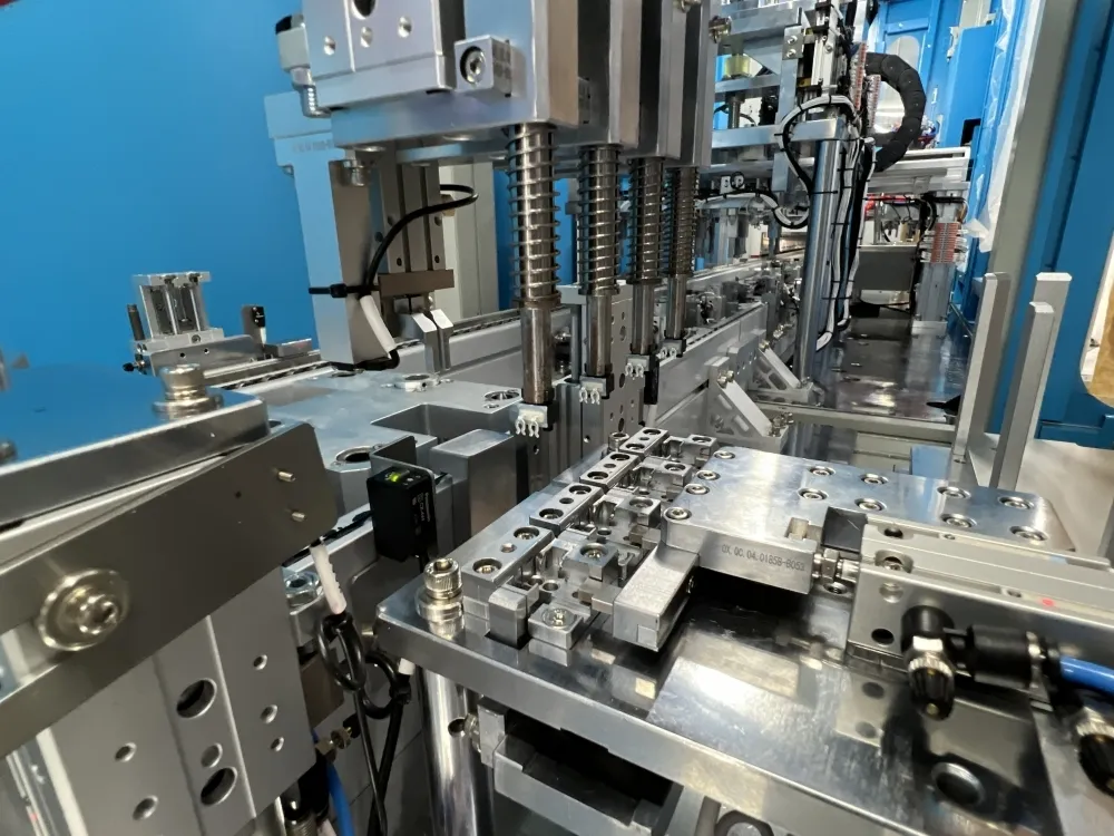 Automatic Assembly Machine by Yicheng 6