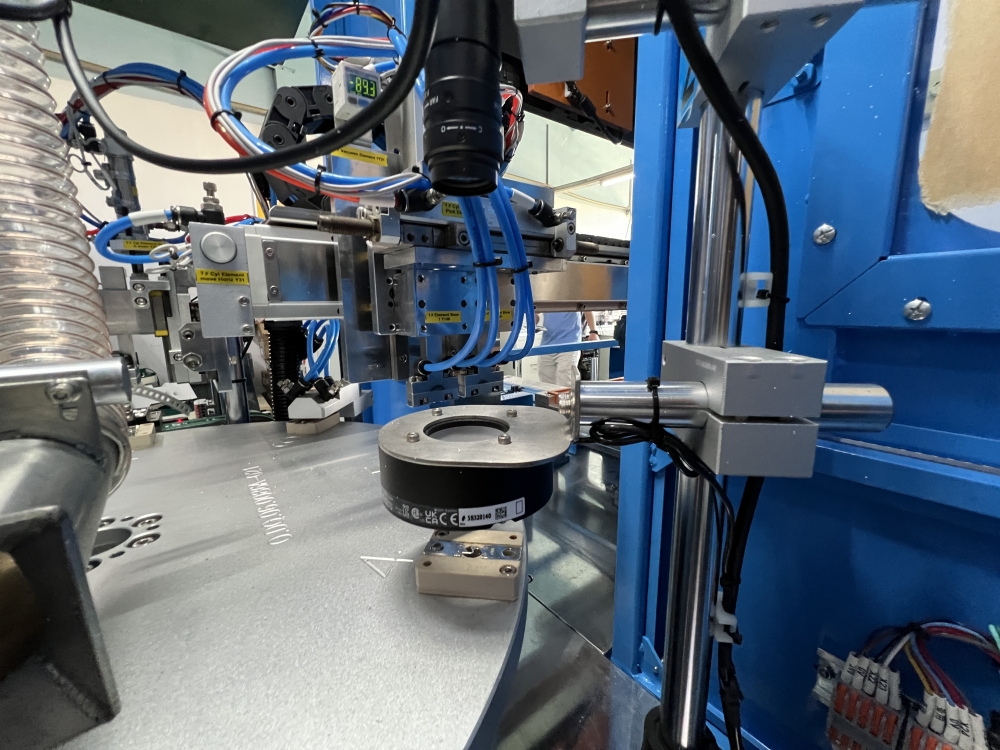 Automatische Montagemaschine für industrielle Automobilteilesicherungen 2