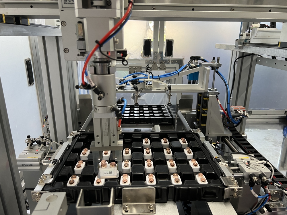 Neue automatische Montagemaschine für Ladeschütze für Energiefahrzeuge 5