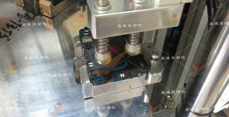 Máquina de ensamblaje de terminal de cubierta de batería completamente automática 4
