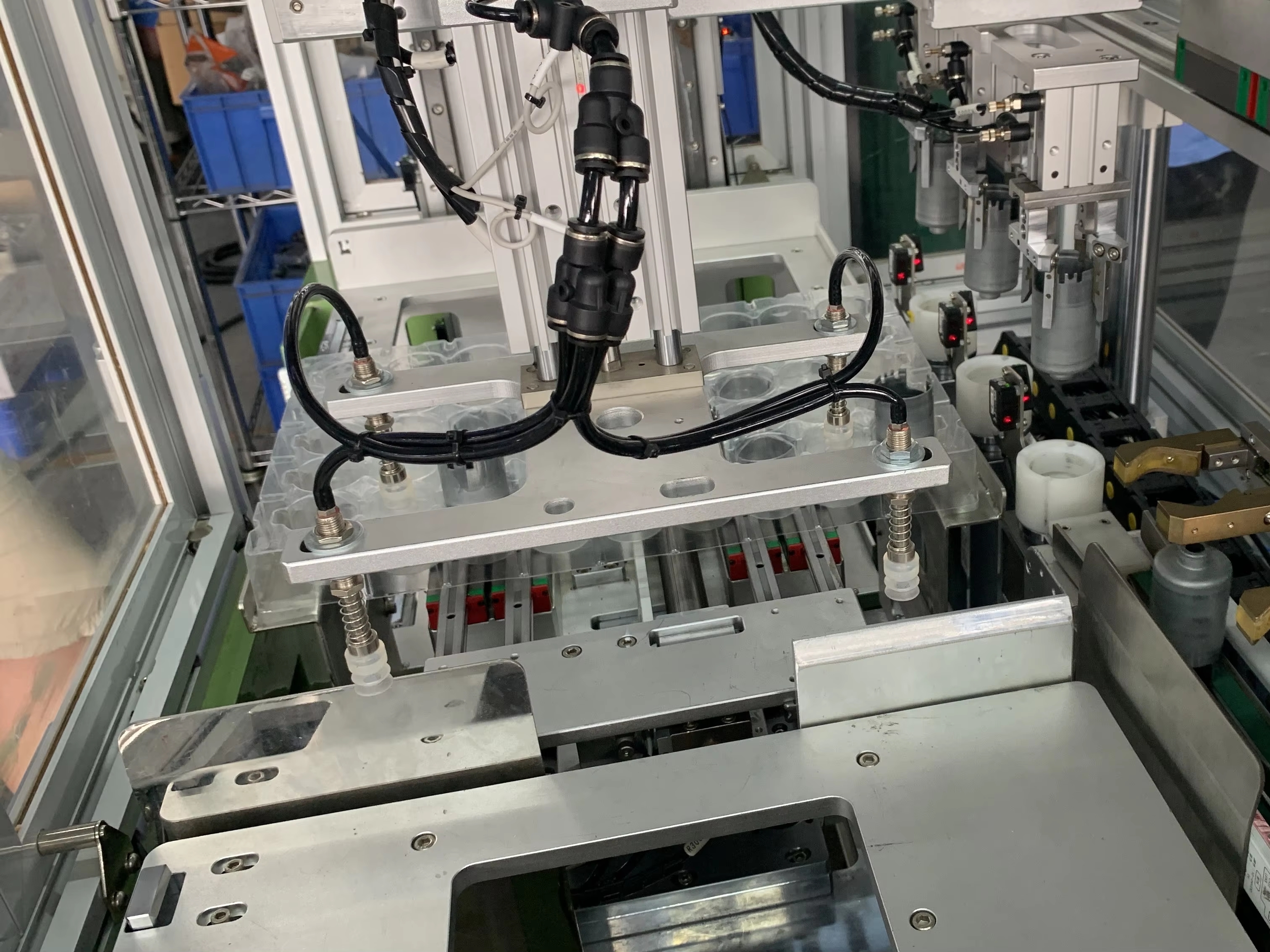 Automatisierte Stoßschalter-Montagemaschine für Roboterstaubsaugerteile 4