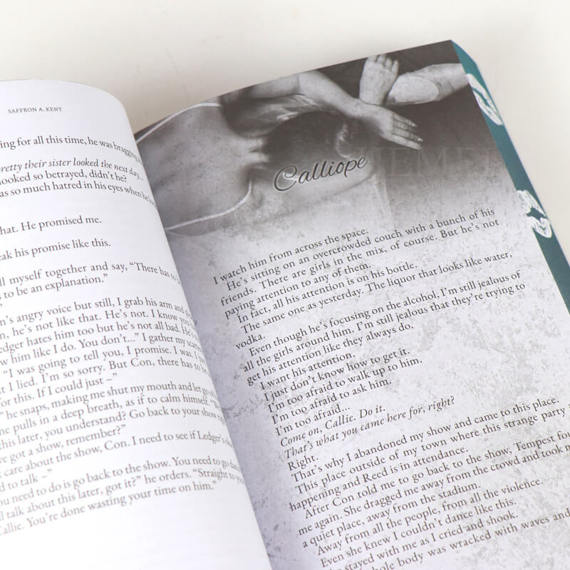 Edición especial de novela en rústica personalizada con bordes pintados. 3