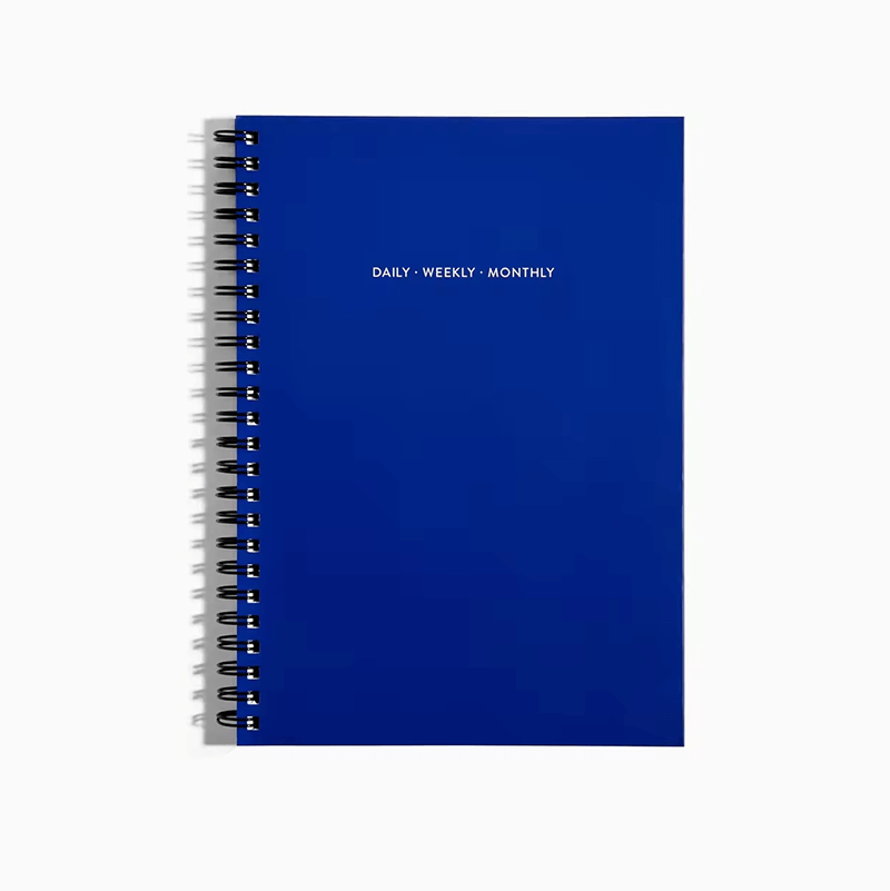 Caderno espiral personalizado tamanho A5 com capa dura para estudantes, ideal para planejamento diário, semanal e mensal. 2