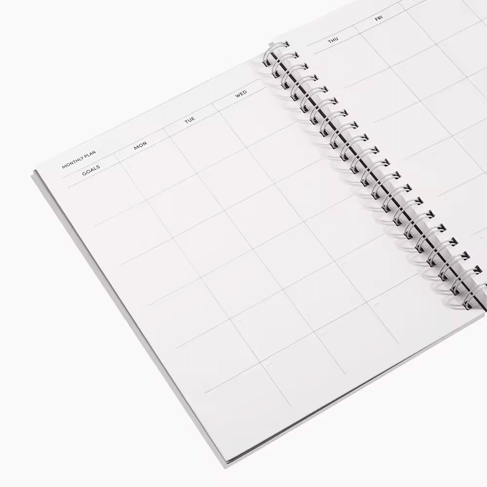 Caderno espiral personalizado tamanho A5 com capa dura para estudantes, ideal para planejamento diário, semanal e mensal. 4