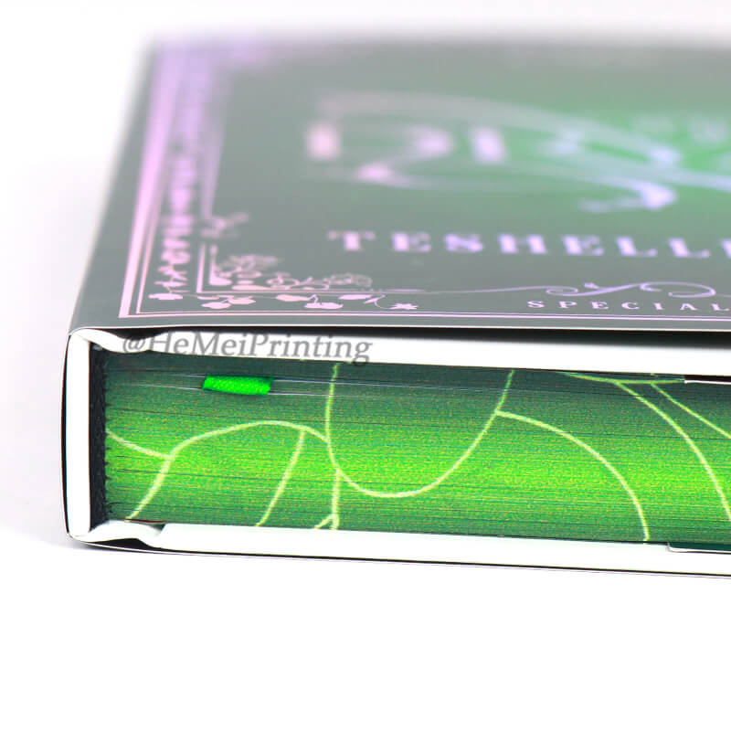 Livro de autopublicação com impressão metalizada, capa dura, preto e branco, edição especial com sobrecapa. 6