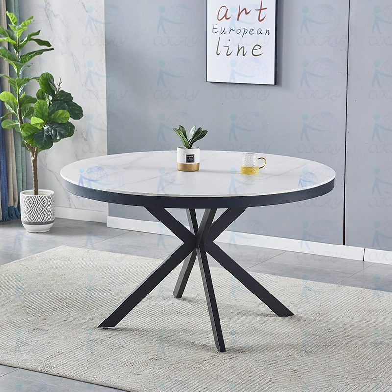 Table à manger circulaire simple et atmosphérique 1