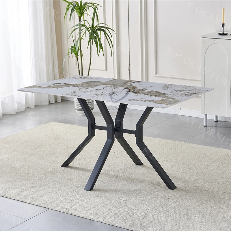 Table de salle à manger de style industriel moderne, plateau en pierre frittée blanche et dorée, pieds en métal noir à géométrie croisée 1