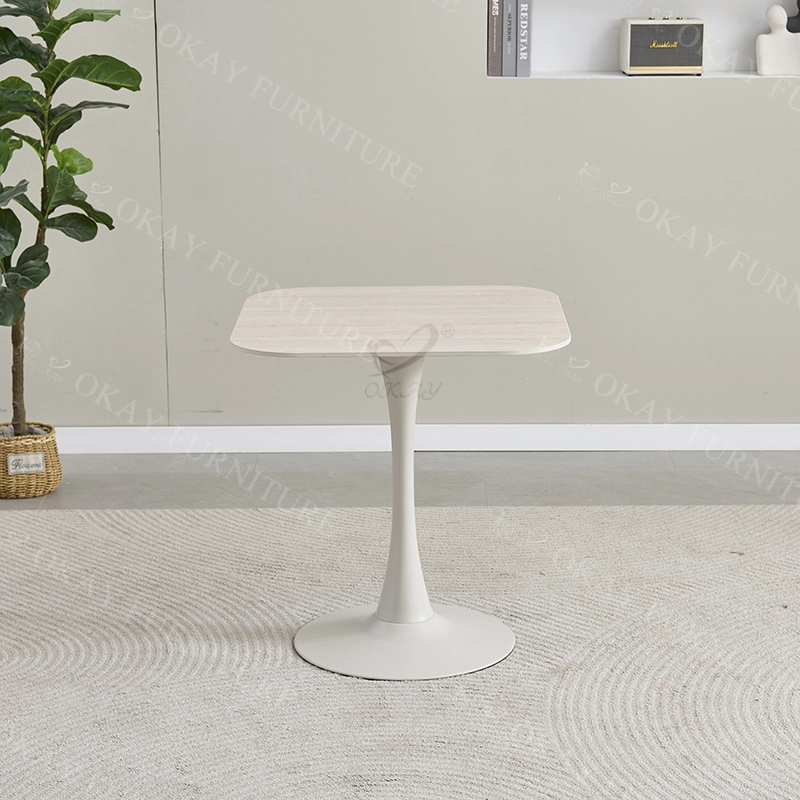 Mesa quadrada Tulip minimalista, tampo em pedra sinterizada branca com textura de madeira clara, estilo nórdico para salas de jantar pequenas. 1