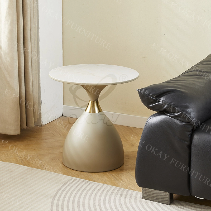 丸型サイドテーブル、明るい木製天板、マットブラックの砂時計型メタルベース（ゴールドのアクセント付き）、イタリアンラグジュアリースタイル 1