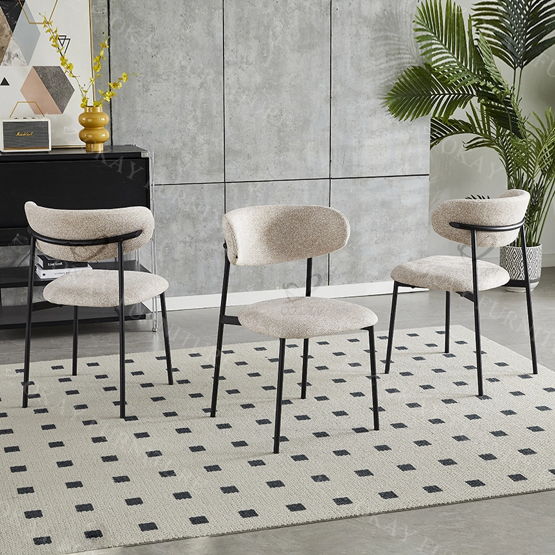 Silla de comedor moderna con respaldo curvo · Tapicería multicolor · Patas metálicas delgadas · Múltiples opciones de acabado 1
