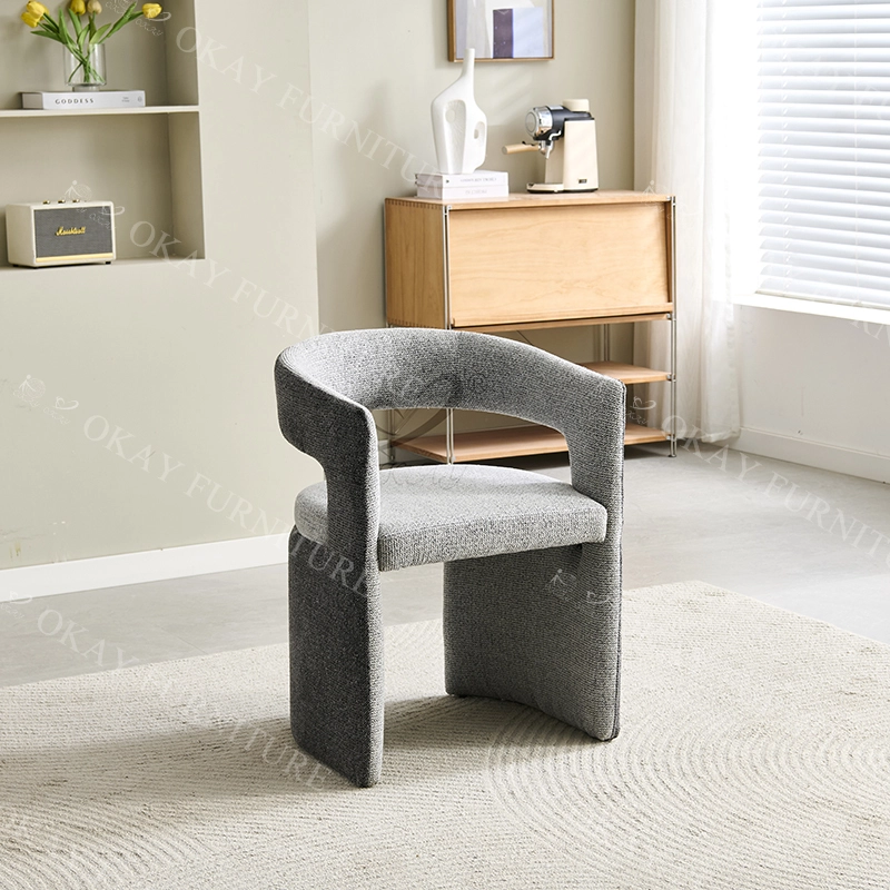Silla de comedor escultural en forma de C, tapizada en tela texturizada gris, silla auxiliar artística moderna. 1
