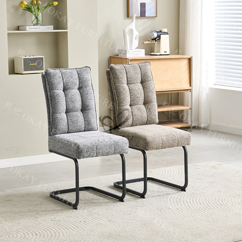 Sièges rembourrés matelassés de style industriel : le métal robuste rencontre le confort moelleux : une étude de contrastes 1