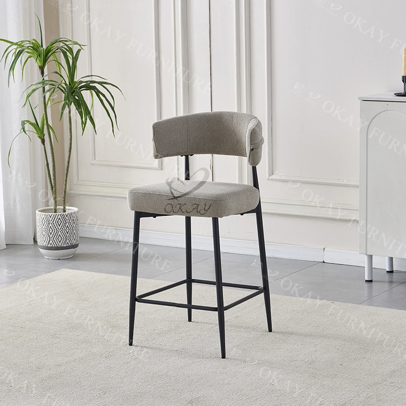 Lignes métalliques épurées et soutien délicat : un design minimaliste pour les îlots de cuisine et les comptoirs de bar 1