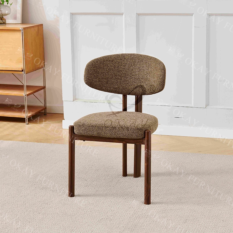 O clássico encosto oval encontra a versatilidade dos materiais: um design atemporal reinventado. 1