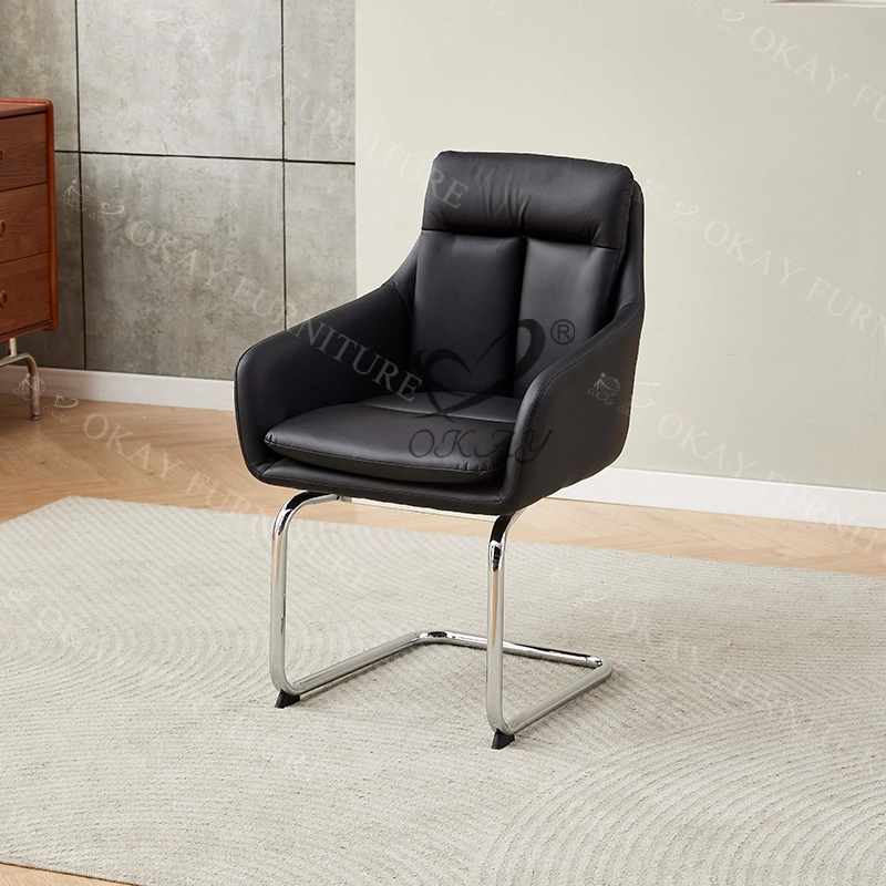 モダンで軽やかな高級感のある業務用レザーダイニングチェア 1